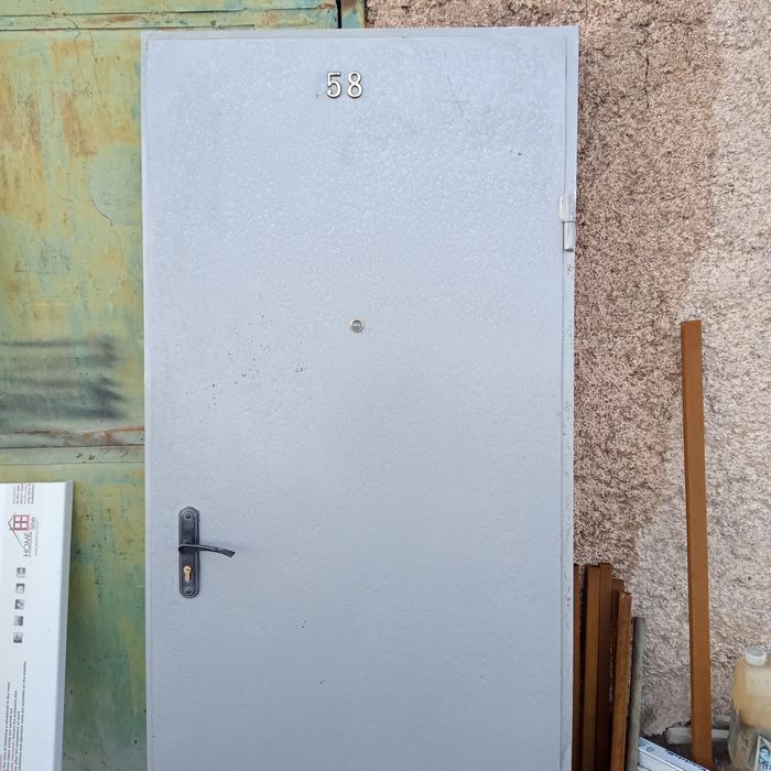 Металлическая дверь