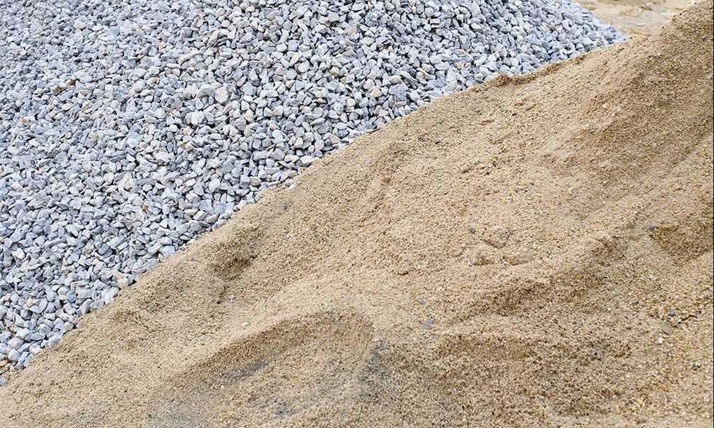 Песок, щебень, клинец, извёстка и другие строительные материалы.