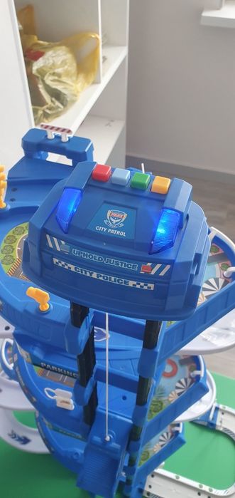 Продам два пакета игрушек