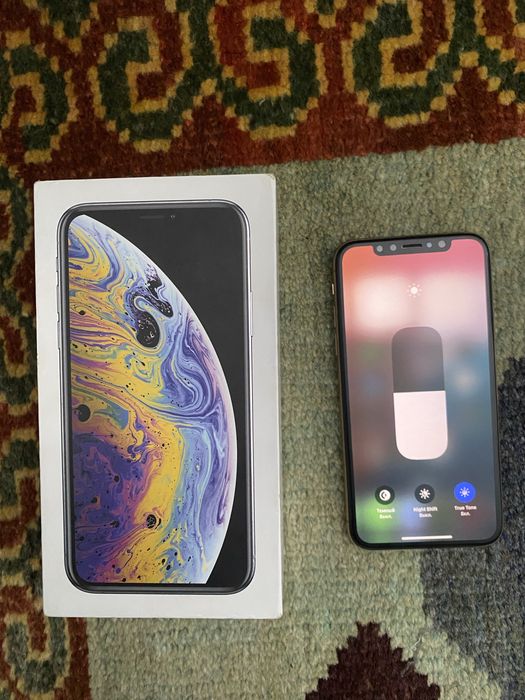 Айфон XS.        .