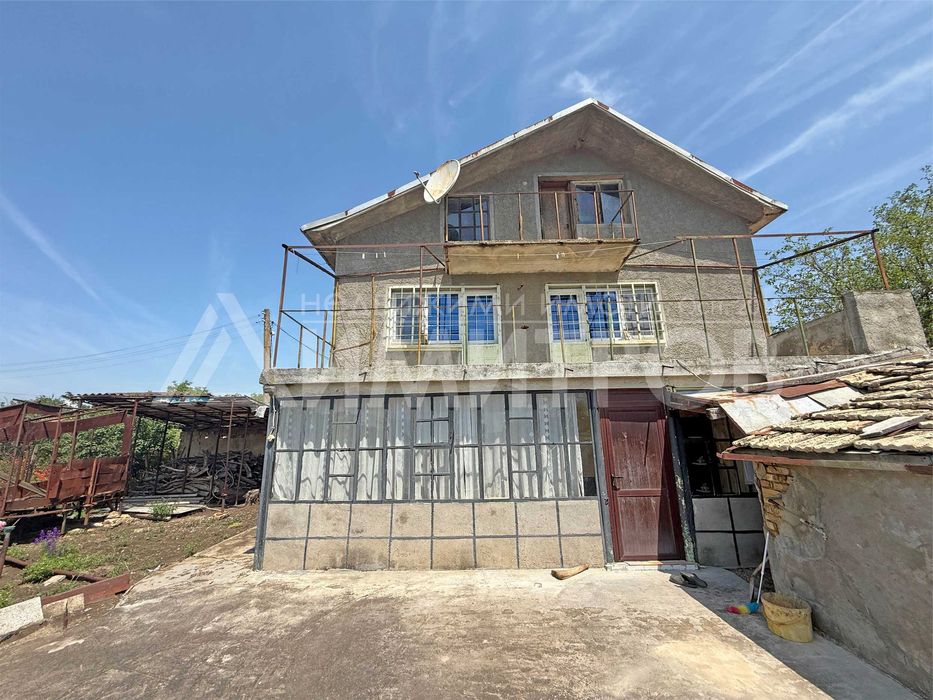 Продава триетажна вила с хубав, равен двор от 825 кв.м в с. Златна нива, обл. Шумен