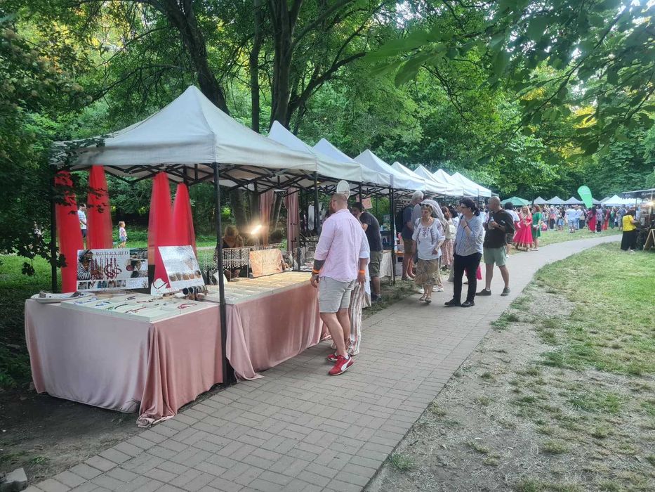 Inchiriem corturi tip Pavilion 3x3m / 2x2m inchiriez cort pliabil pentru targuri, evenimente in aer liber, inchiriat mese