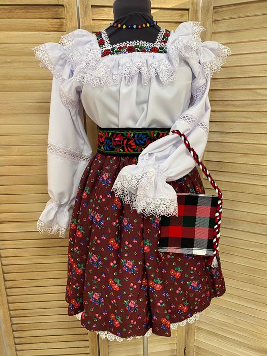 Costum popular/traditional pentru femei de Maramures complet, autentic