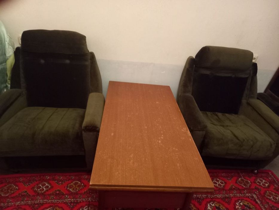 Kresla 2 dona jurnali stoliki bilan sotiladi , holat yangidayi