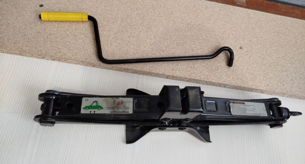 Продам автомобильный домкрат до 3 тонн