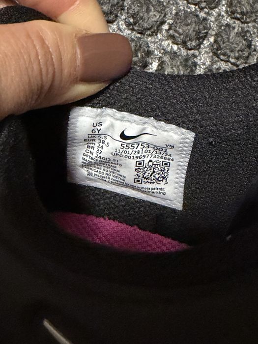 Vand adidasi Nike
