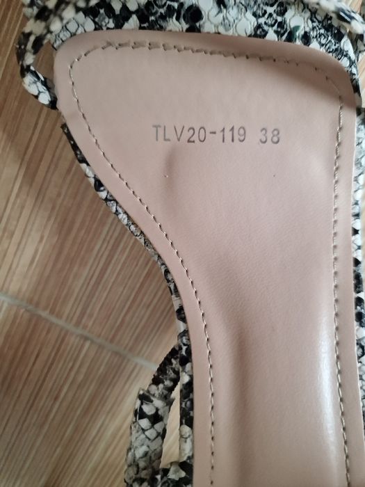 Женские босоножки