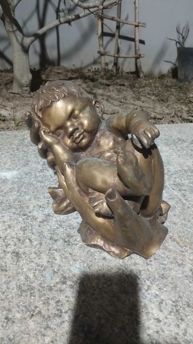 Statueta din bronz copil pe palme