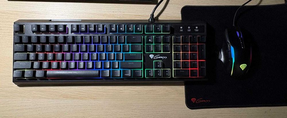 Mouse cu fir Genesis Xenon 220 RGB