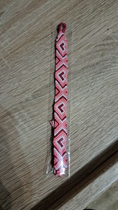 Ръчно плетени гривни (гривна на приятелството)