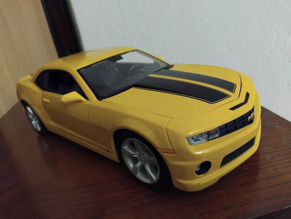 Chevrolet Camaro мащаб 1 18 Maisto с меко окачване, нов! Колекционерска коламетална количка !