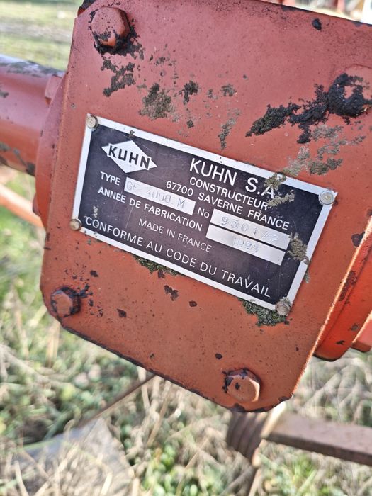 Grebla kuhn de împrăștiat, răsfirat fan, răvășit ; împrăștietoare