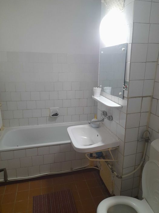 Inchiriez apartament cu doua camere zona crucea garii