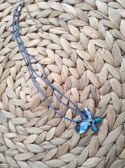 Две чисто нови дамски колиета