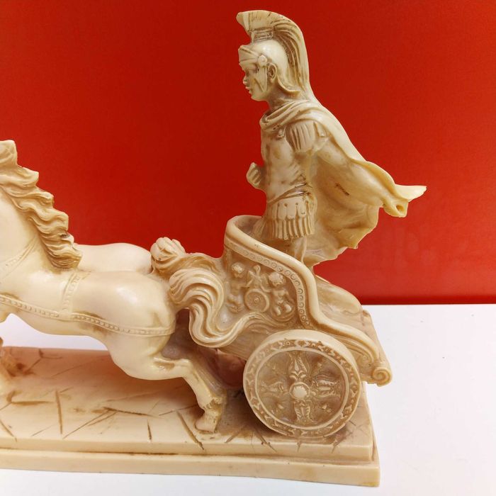 НАЙ ДОБРАТА ОФЕРТА Фигура на Римски войник с колиесница от алабастър