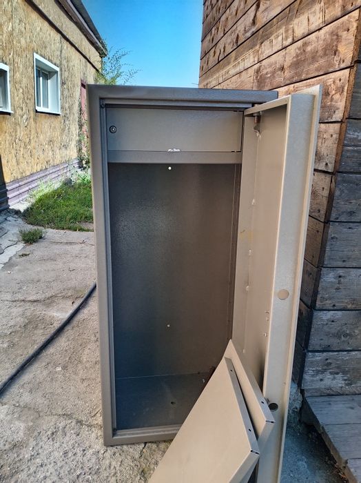 Продам металлический сейф