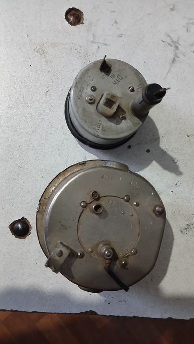 В продаже автомобильные часы.