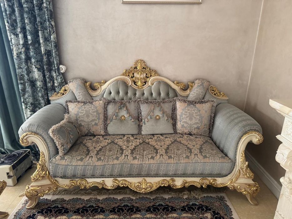 Диваны и кресла продаются