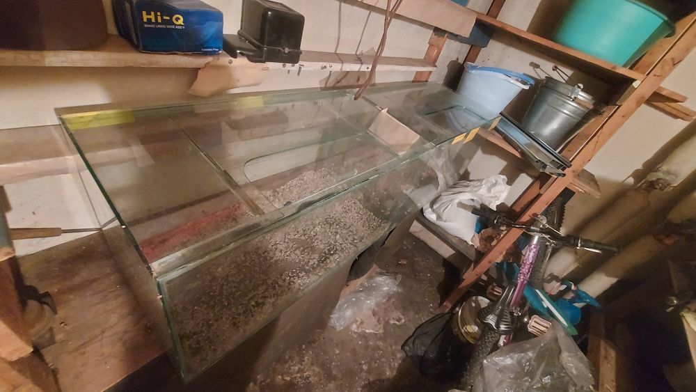 Продавам стелаж с 5 аквариума +капаци, грунд и малко техника