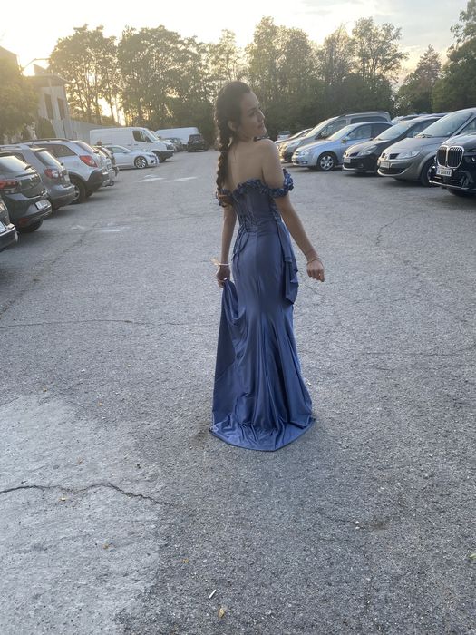 ЛПродавам елегантна дълга вечерна рокля