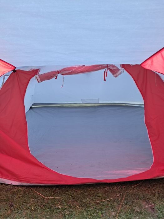 Cort cu supratenta pentru 4 persoane