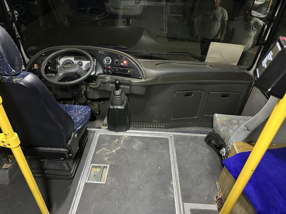 Isuzu avtobus yoʻlovchi tashish uchun