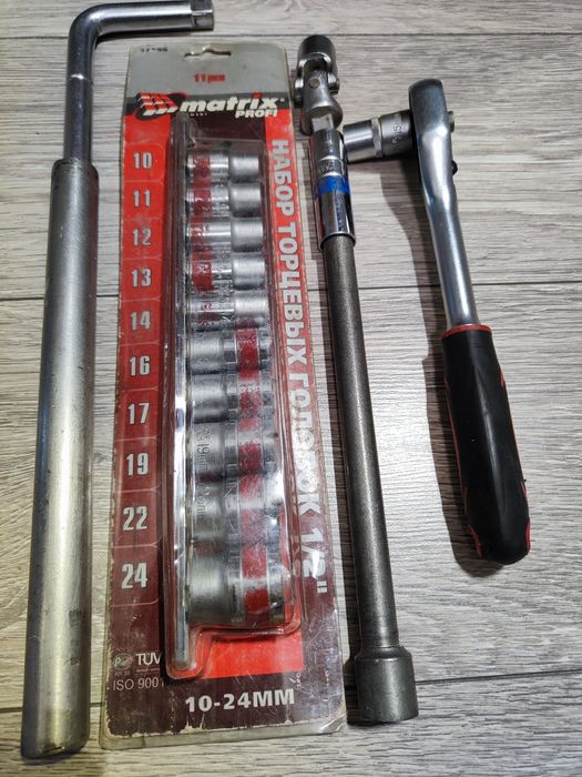 Продам набор ключей и лобзик.