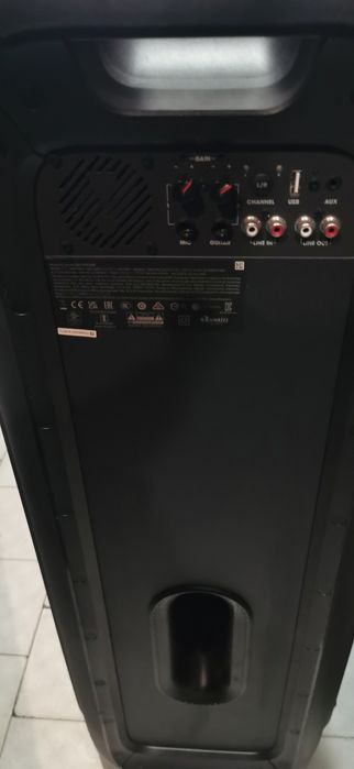 Продавам колона jbl partybox 1000