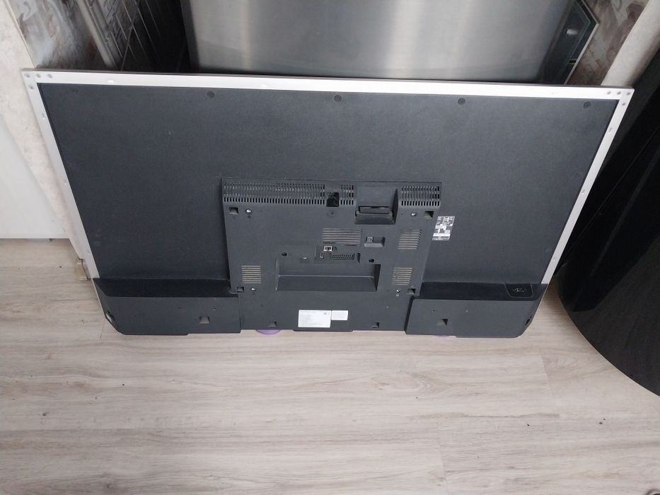 Смарт телевизор Sony 109см. С креплением на стену.