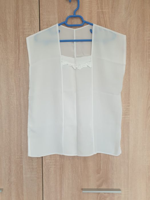 Vand bluze albe (totul 50 de lei)