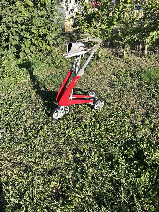 Carucior fibra de carbon pentru batrani si persoane cu probleme medica