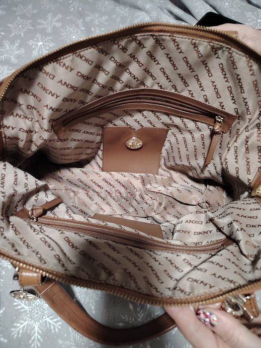 Vând geantă DKNY,foarte puțin purtata