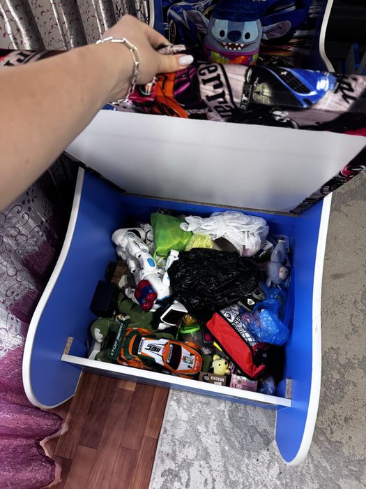 Продам кровать, стол БЕСПЛАТНО