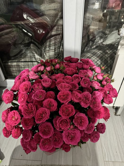 Кустовые спрей розы (в корзине)