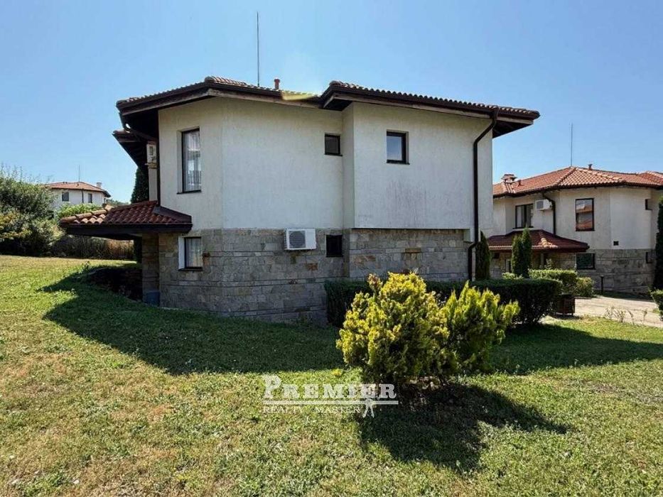 Двуетажна самостоятелна къща