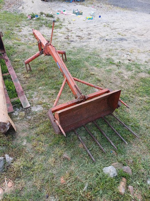 Utilaje agricole plug grapa incarcator in tirant de gunoi