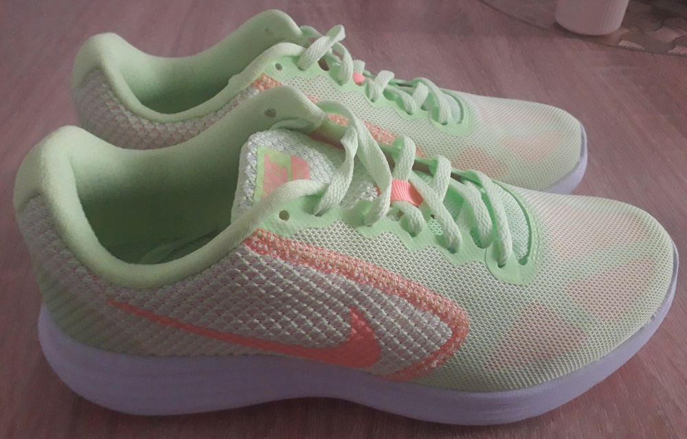 WMNS Nike Revolution 3