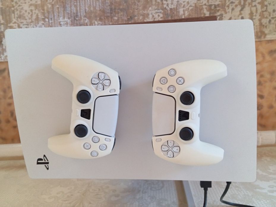 Playstation 5 с двумя геймпадами