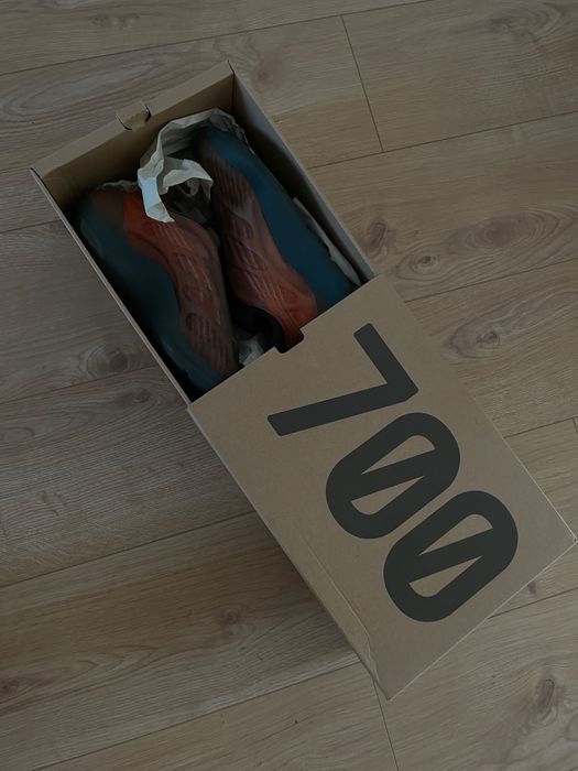 yezzy 700v3 cooper fade marimea 43 originali