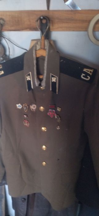 Кожаный плащ и военная китель