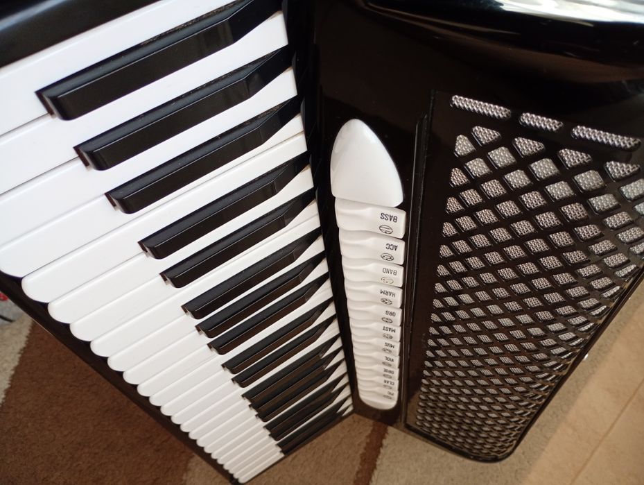 Vând acordeon GUERRINI