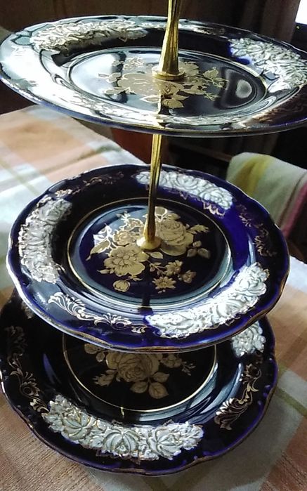 Фруктовница  ,конфетница , золотые  бокалы    с фарфоровыми  ложками.