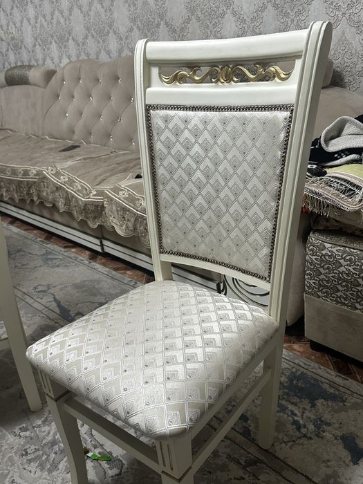 Гоостнинный стол с стулями.