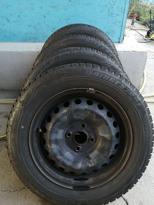 Bridgestone Шины 185/65/15 с колпаками Акцент