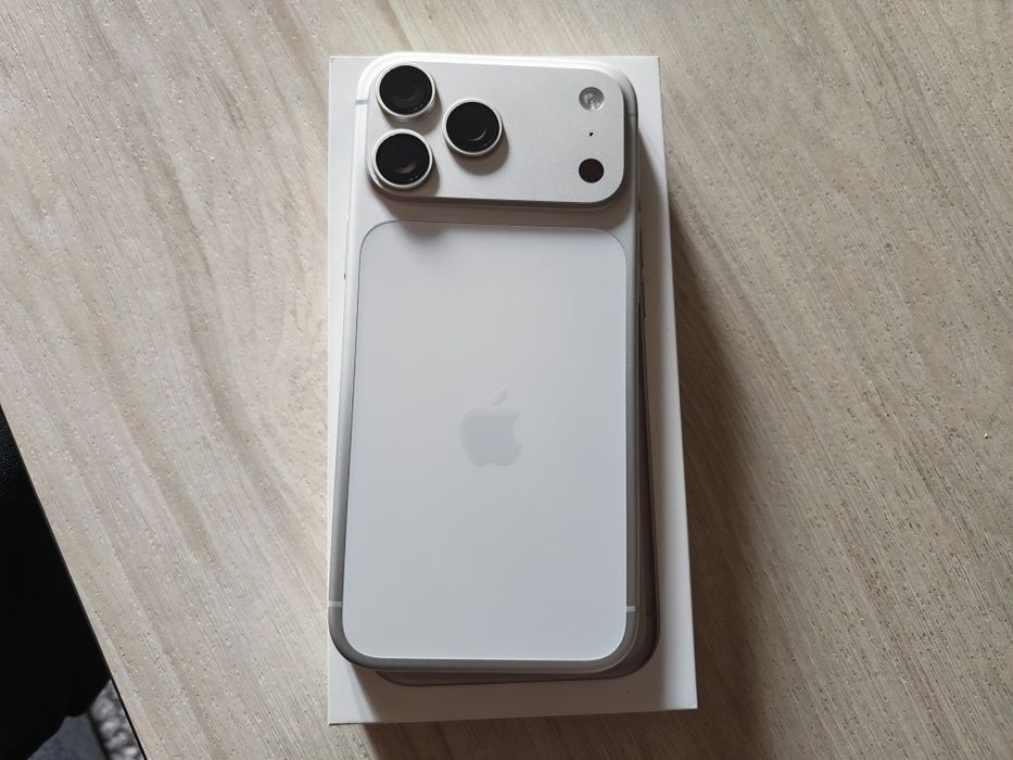 Продавам като нов iPhone 17 pro max silver 256gb.