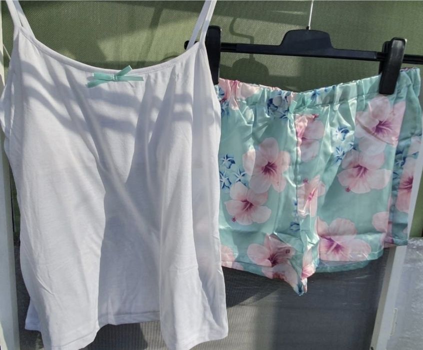 Pijama cu suport bust si pantaloni satin cu imprimeu exotic, Avon, M-L