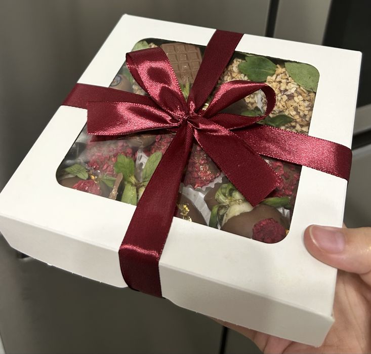 Клубника в шоколаде, финики