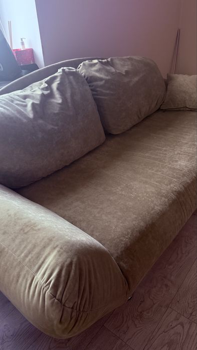 Диван цвета хаки