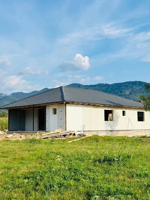 Vând case modulare pe structura metalica