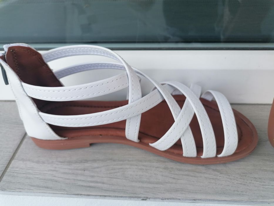 Sandale noi, marimea 35 cu interiorul de 22.5 cm